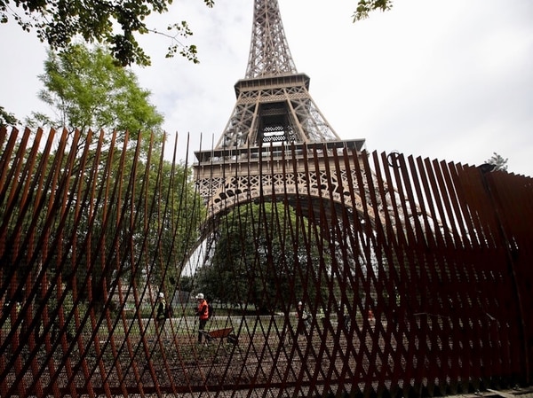 El nuevo cerco de metal fue diseñado para evitar que los vehículos puedan ingresar al terreno de la Torre Eiffel. Foto crédito Francois Mori/AP