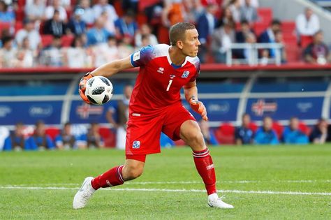 Goalkeeper Hannes Halldorsson, arquero de Islandia durante el partido contra Argentina en el Mundial Rusia 2018.