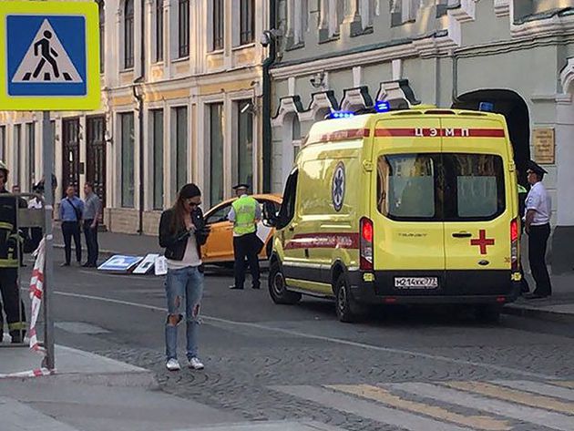 Un taxi atropelló a aficionados en Moscú