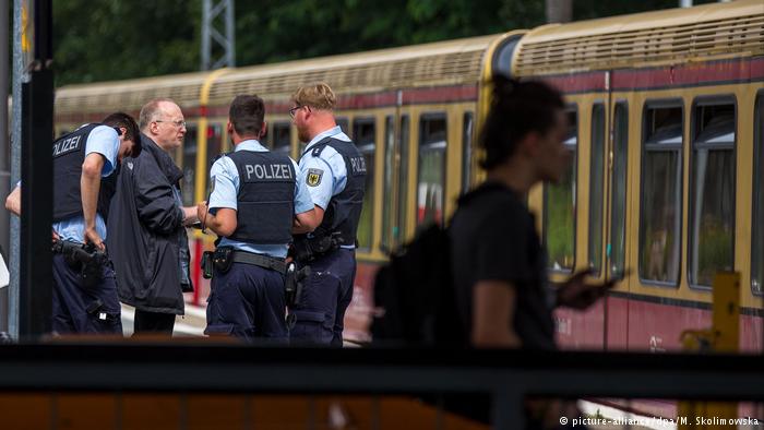 Deutschland Unbekannter verletzt drei Menschen an S-Bahnhof in Berlin (picture-alliance/dpa/M. Skolimowska) Deutschland Unbekannter verletzt drei Menschen an S-Bahnhof in Berlin (picture-alliance/dpa/M. Skolimowska)