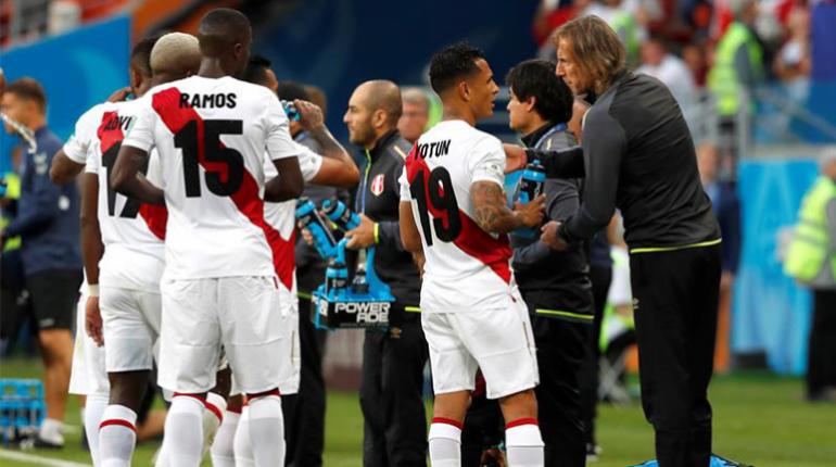 El técnico de la Selección peruana de fútbol, el argentino Ricardo Gareca (d), habla con sus jugadores durante el partido. | EFE