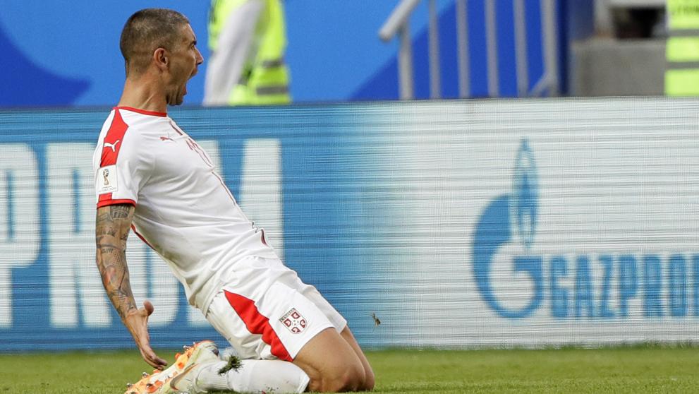 Un misil de Kolarov permite a Serbia sumar la primera victoria del Mundial