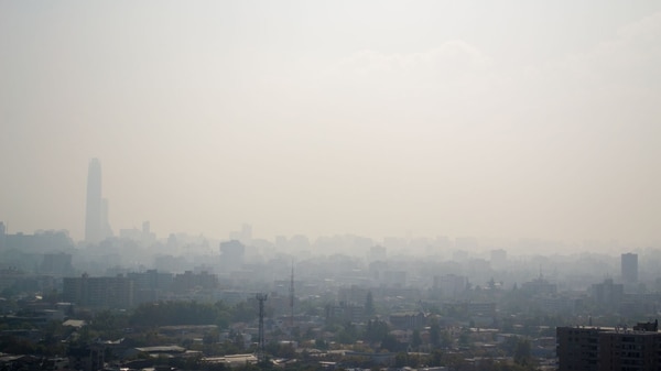 La geografía de la capital chilena, enclavada entre cerro y la Cordillera de los Andes, provoca una acumulación de la polución en invierno. (Getty Images)