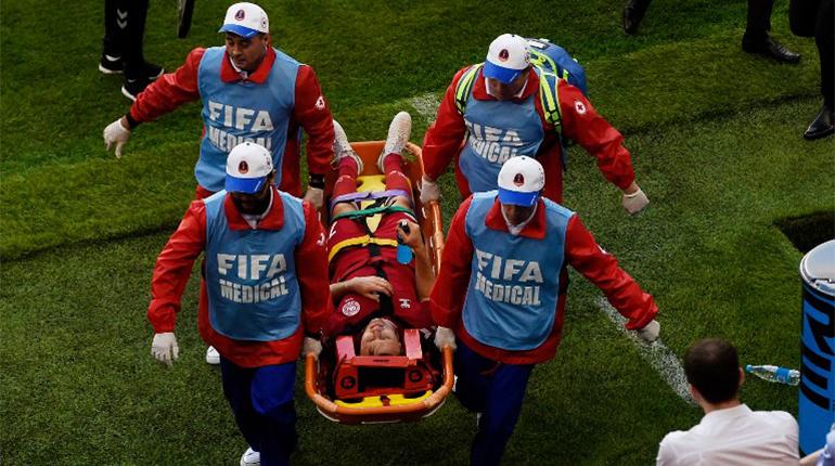 El danés William Kvist es trasladado en camilla tras sufrir la lesión en el partido con Perú. | AFP