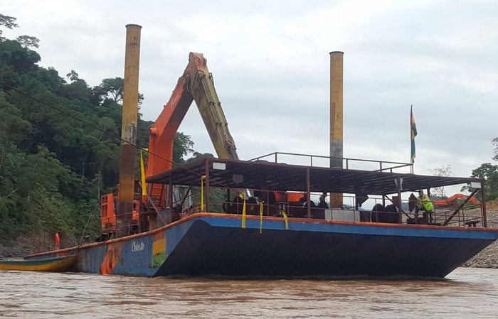 GIGANTESCAS DRAGAS SURCAN SIN CONTROL GUBERNAMENTAL EN EL RÍO MAYAYA.