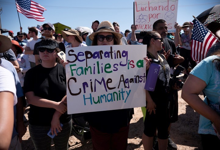 Una marcha en contra de la separación de las familias, frente a un centro de detención en Tornillo Texas./ Reuters