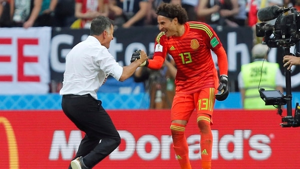 Osorio festejando con Memo Ochoa la victoria azteca contra Alemania (Foto: Reuters)