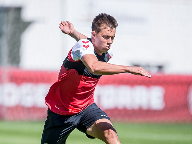 El plantel de Dinamarca le pagó un avión privado a un compañero para que conozca a su hija El plantel de Dinamarca le pagó un avión privado a un compañero para que conozca a su hija