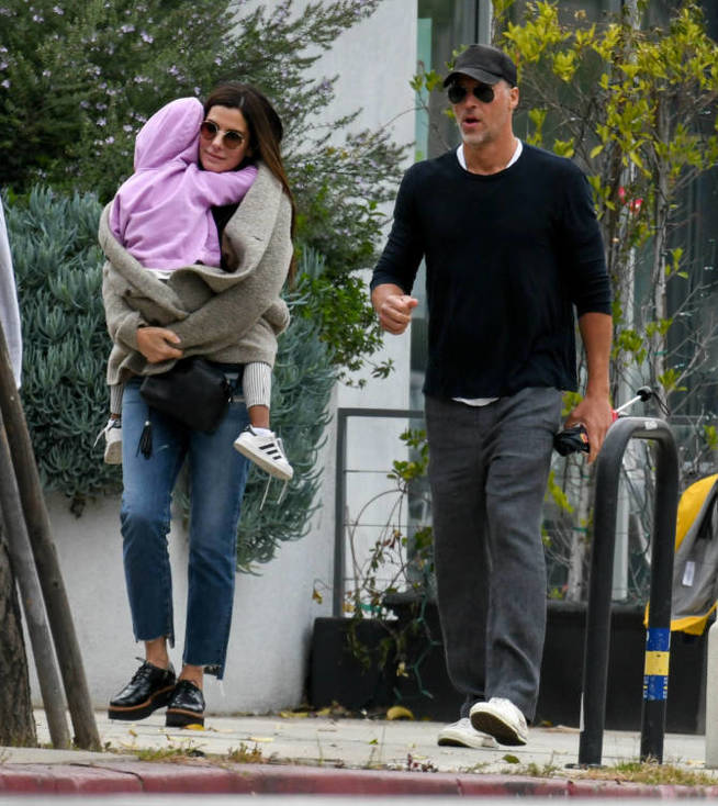 Con su hija y su novio, Bryan Randall. (Gtres)