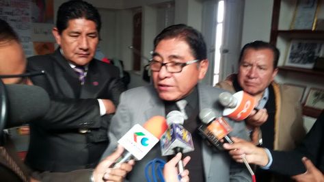 El rector de la UPEA, Ricardo Nogales, en rueda de prensa en la APDH.