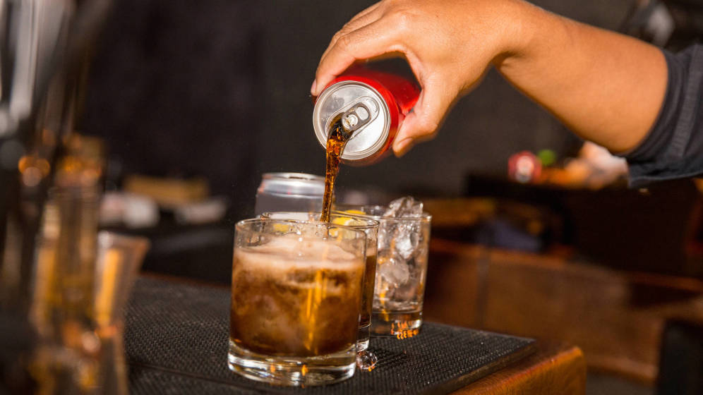 Dejé las bebidas con gas y el alcohol durante un mes y esto es lo que