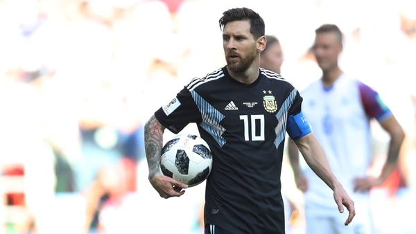 En su debut, Messi dejó un sabor amargo al errar un penal contra Islandia (Reuters)