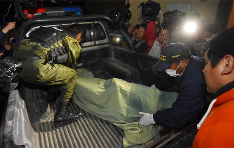 Policías trasladan el cadáver de Victor Hugo Escóbar a la morgue de la ciudad de La Paz. Foto: APG
