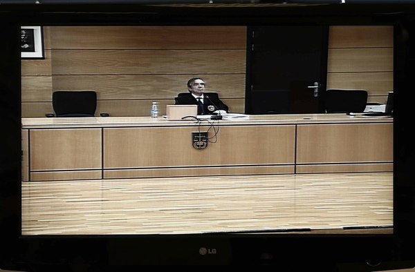 Fotografía del monitor instalado en la sala de prensa habilitada en el Palacio de Justicia de Navarra (EFE/Jesús Diges)