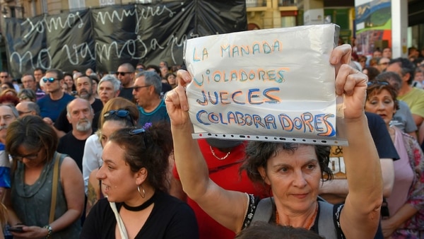 “Jueces colaboradores”, dice una pancarta de una manifestante (AFP)