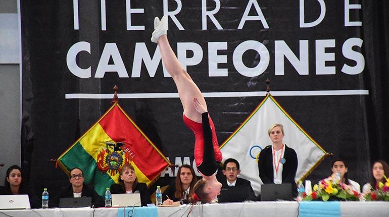 Miembros del tribunal de jueces observan la presentación de una de las gimnasta, ayer. | Daniel James