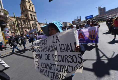 Movilización de estudiantes de la UPEA por la avenida Mariscal Santa Cruz, en La Paz.