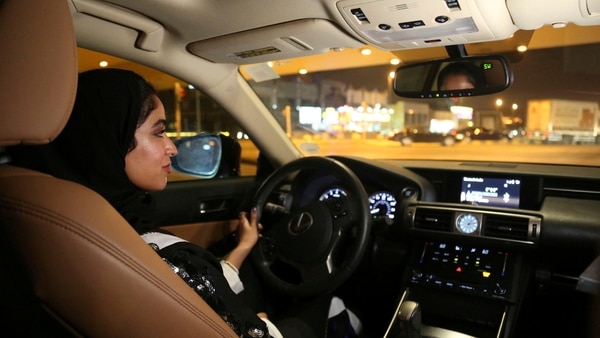 Las mujeres pudieron manejar legalmente a partir de las 00:00 del domingo (Reuters)