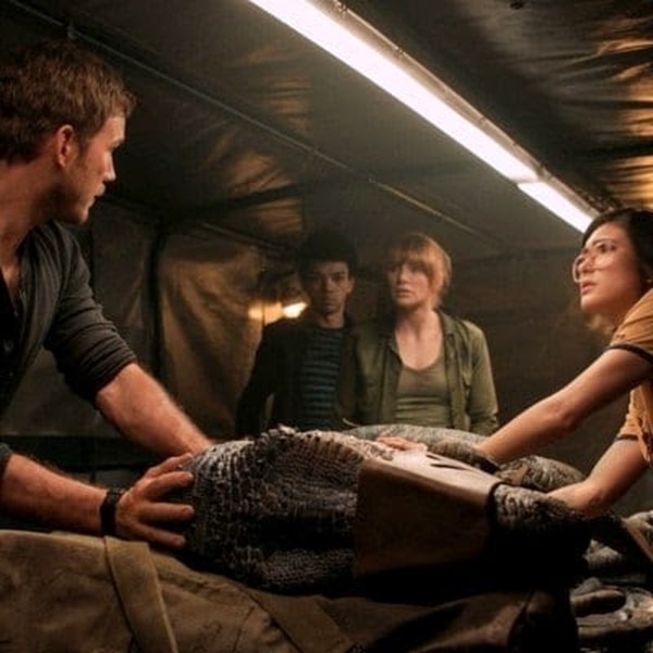 Owen (Chris Pratt), Franklin (Justice Smith), Claire (Bryce Dallas Howard) y Zia (Daniella Pineda) tratan de salvar al dinosaurio Blue. (Universal Studios)