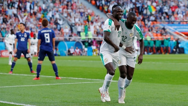 Sabaly abaraza a Mané en el primer gol de Senegal contra Japón (Reuters)
