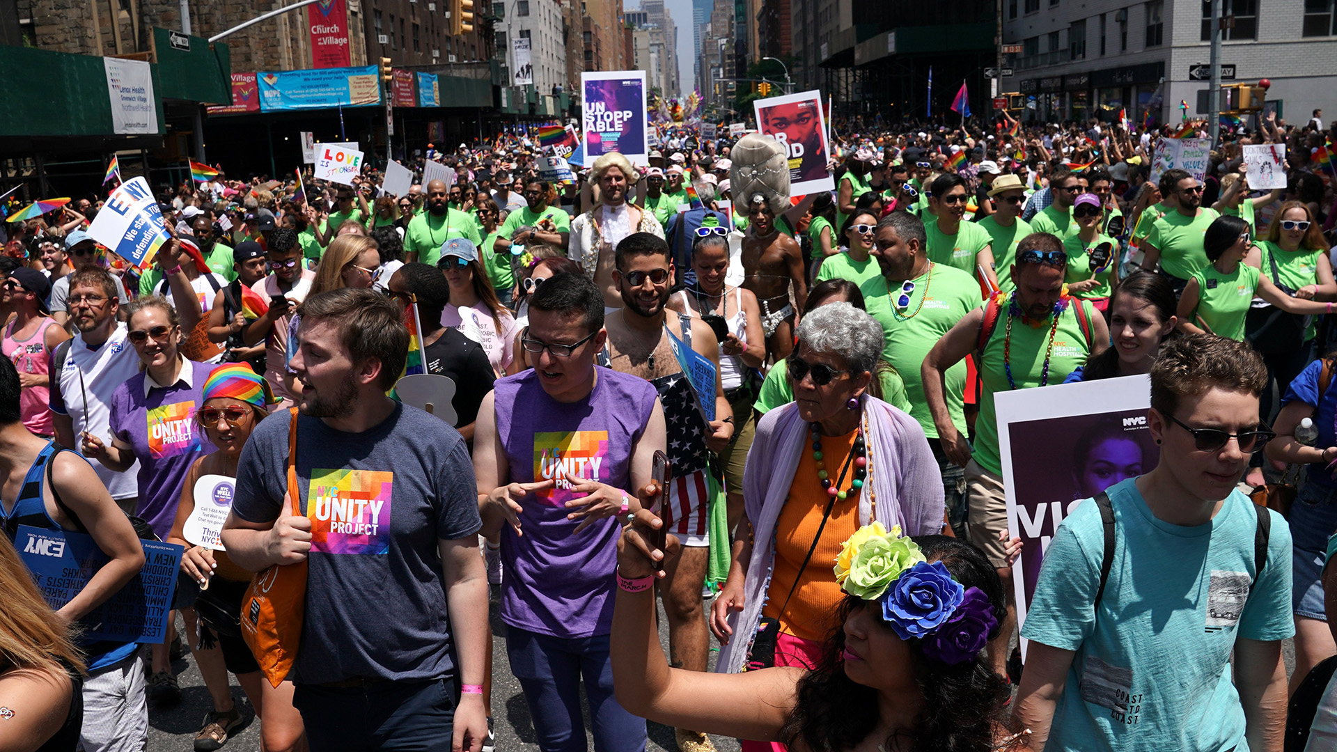 Los neoyorquino portaron los colores de arcoiris en remeras, banderas y máscaras (AFP)