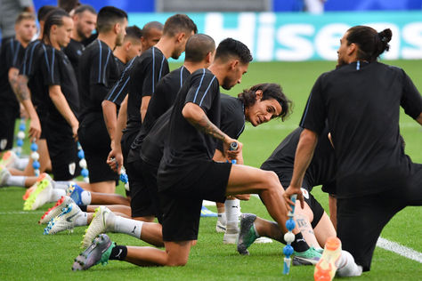 Jugadores uruguayos elongan durante el último entrenamiento. Foto: AFP