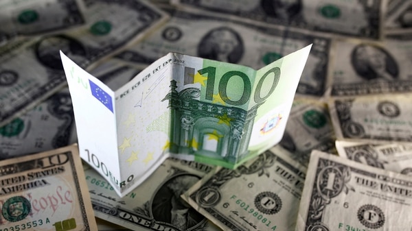 El euro también cayó frente al dólar (Reuters)