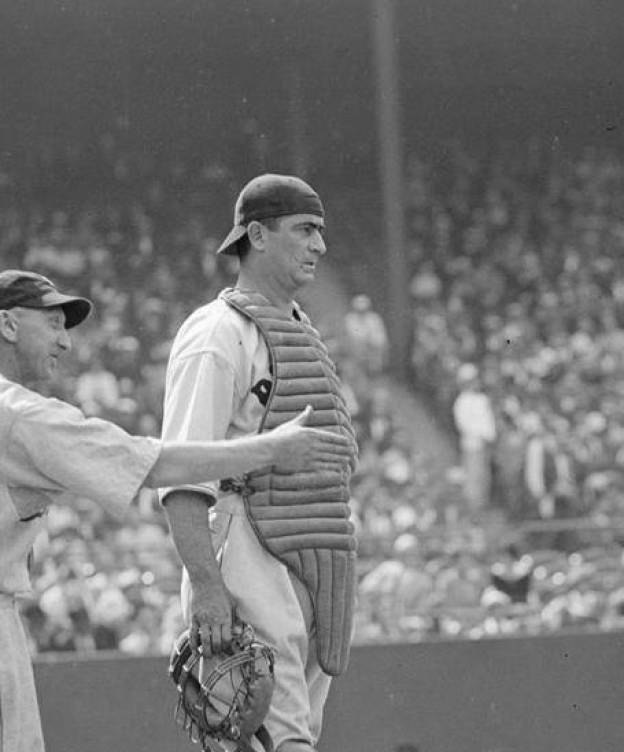 Foto: Moe Berg, durante un partido. (Flickr/Boston Public Library)