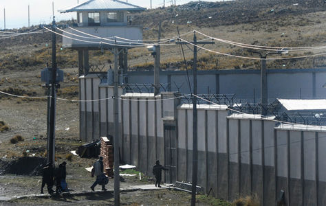 Vista parcial de la puerta principal del penal de máxima seguridad de Chonchocoro