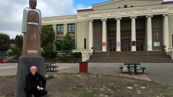 Quintin Pohl, de 17 años, se arrodilla debajo de una estatua en San Rafael High School que es muy conocida entre los fumadores de marihuana, en el norte de California. Pohl fue a un centro de rehabilitación para la adicción a la marihuana. (Pew Charitable Trusts)
