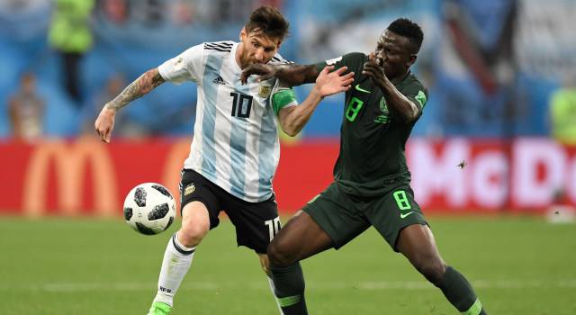 Messi se enfrenta a Etebo.