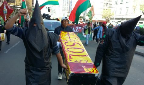 La marcha de la Fejuve de Jesús Vera por el centro de La Paz. Foto. La Razón