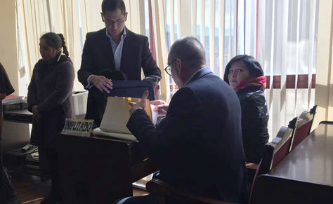 La alcaldesa Chapetón (d) antes de la instalación de la audiencia.