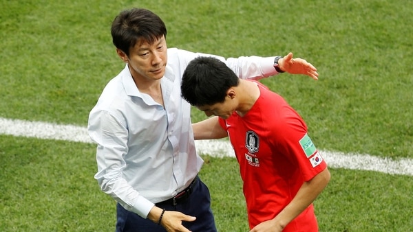 El volante coreano junto con su entrenador, luego de la derrota ante México (Reuters)
