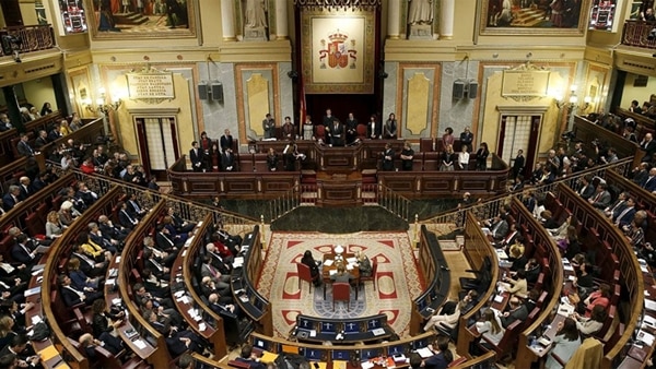 Esta ley estipula que una persona puede pedir morir si padece una enfermedad grave en estado terminal o sufre una discapacidad grave crónica y si tiene nacionalidad española o reside en España