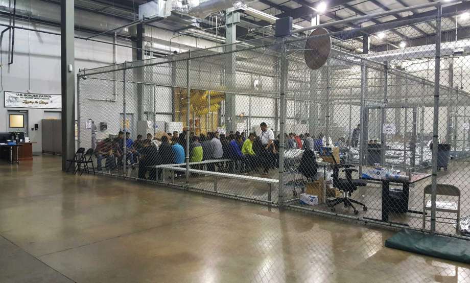 Resultado de imagen para Niños detenidos por intentar entrar al paÃs sin autorización descansan en una de las jaulas en el centro de McAllen, Texas, el domingo 17 de junio de 2018. (Oficina de Aduanas y Protección Fronteriza vÃa AP)