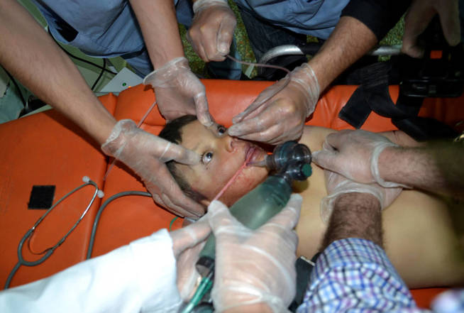Un menor afectado por un supuesto ataque químico contra la ciudad siria de Telminnes. (Reuters)