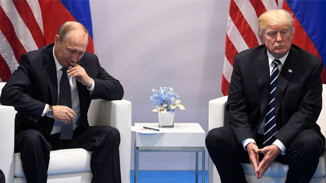 Los presidentes Vladimir Putin (izq.) y Donald Trump durante un encuentro anterior. Foto: ARchivo AFP