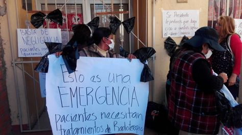 Una paciente con cáncer sostiene un cartel en el ayuno que instalaron este lunes en el Hospital de Clínicas.