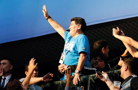 Diego Maradona saluda a sus fanáticos en el intermedio del partido entre argentinos y nigerianos. Foto: EFE
