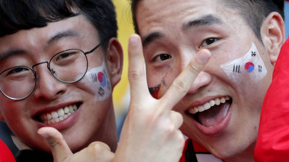 Foto: Dos surcoreanos en Rusia celebrando la victoria ante Alemania. (Reuters)