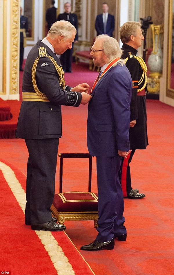 El príncipe Carlos presentó el honor a Barry Gibb, último sobreviviente de los Bee Gees