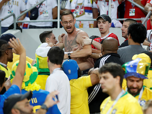 Incidentes entre hinchas de Serbia y Brasil en pleno partido Incidentes entre hinchas de Serbia y Brasil en pleno partido