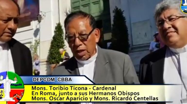 El sacerdote Ticona junto a los monseñores Aparicio y Centellas. | Web