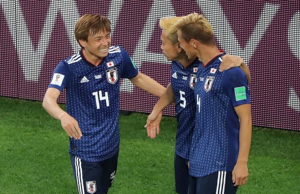 Keisuke Honda festeja junto a Takashi Inui y Yuto Nagatomo después de marcar su gol ante Senegal (REUTERS/Marcos Brindicci)