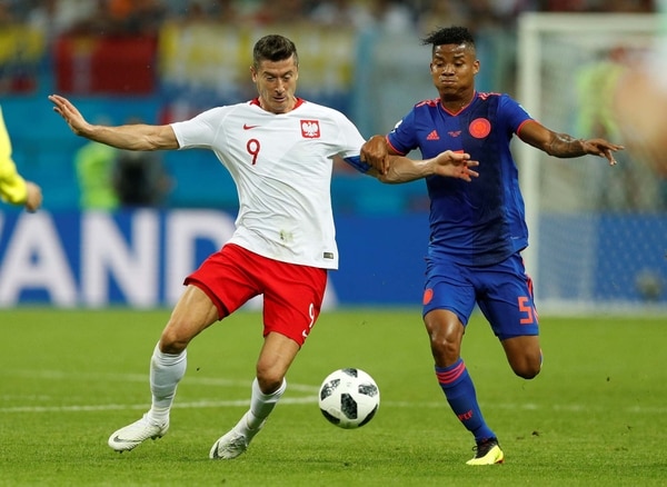 Robert Lewandowski en acción ante Wilmar Barrios (REUTERS/John Sibley)