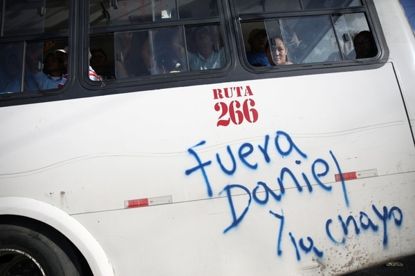 Un bus en Managua con la escrita: “Fuera Daniel (Ortega)y tu Chayo (Rosario Murillo)”. (REUTERS/Andres Martinez Casares)