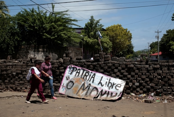 “Patria libre o muerte” se lee en un cartel tras protestas contra el régimen de Ortega en Leon, Nicaragua (REUTERS/Oswaldo Rivas)