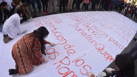 Universitarios de la UPEA escriben una carta con sangre.