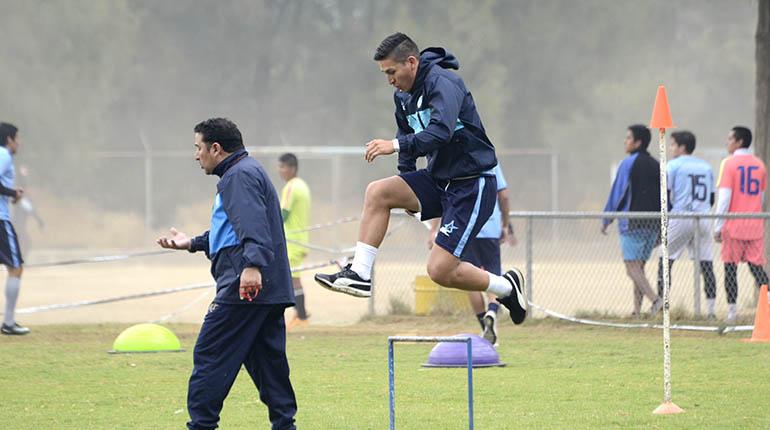 El jugador Vladimir Castellón (centro), durante la práctica de Aurora, ayer. | José Rocha